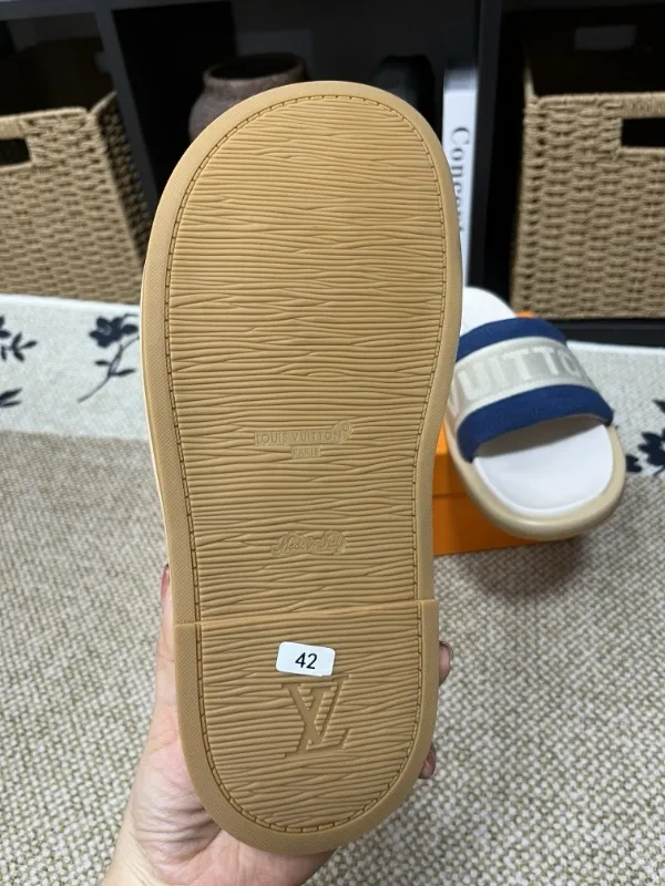 P320💰[New model] Long-term availability, 2025 new model, couple model [LOUlS VUlTTON] comes with drawer box, bag, card, invoice "Louis Vuitton ~ unique modern sandals. 》LV counter purchasing 🏃Men's and women's casual slippers, sold at the same time at the counter, the original old flower material upper is soft and comfortable, (refuses to discolor and rub the feet) sole: original factory special combination original sole, code number: 35--46 4 multiple colors 🉑️ to choose from